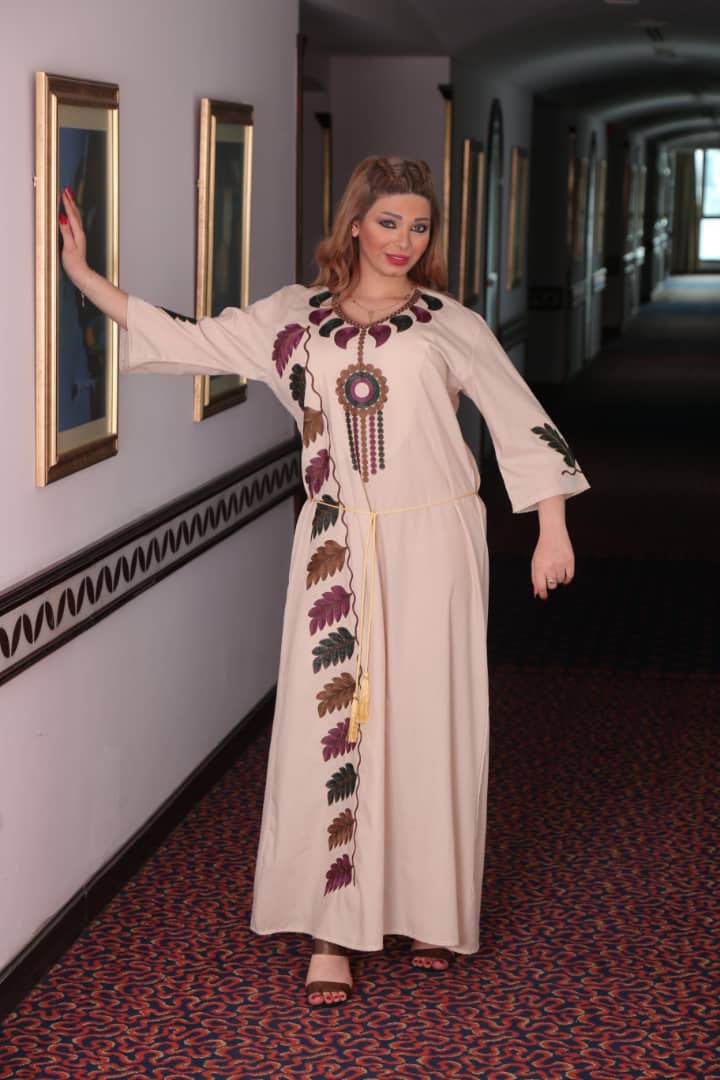 عباية بيج بتطريز ذهبي